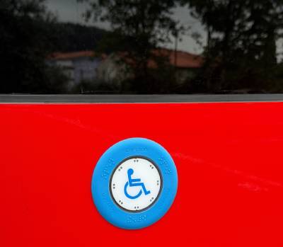 Torrebus. Pulsador exterior para solicitar rampa de acceso