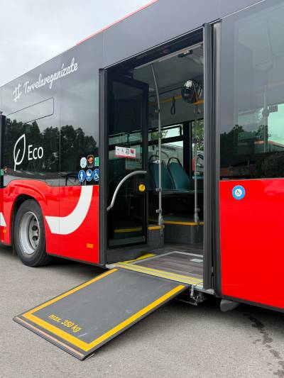 Torrebus. Rampa eléctrica de acceso en silla de ruedas