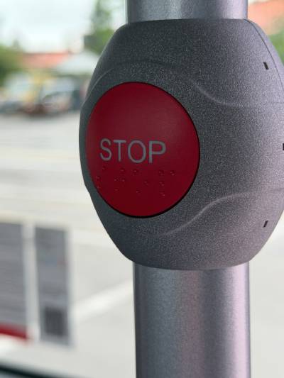 Torrebus. Señalización de stop adaptada con Braille